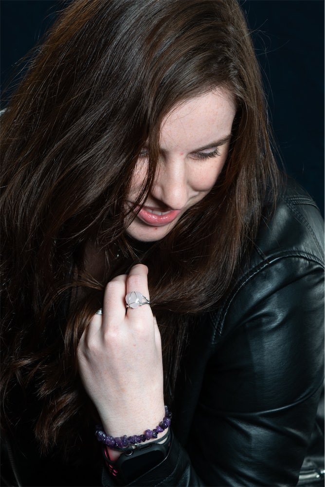 Studioportrait einer jungen Frau in einer schwarzen Lederjacke