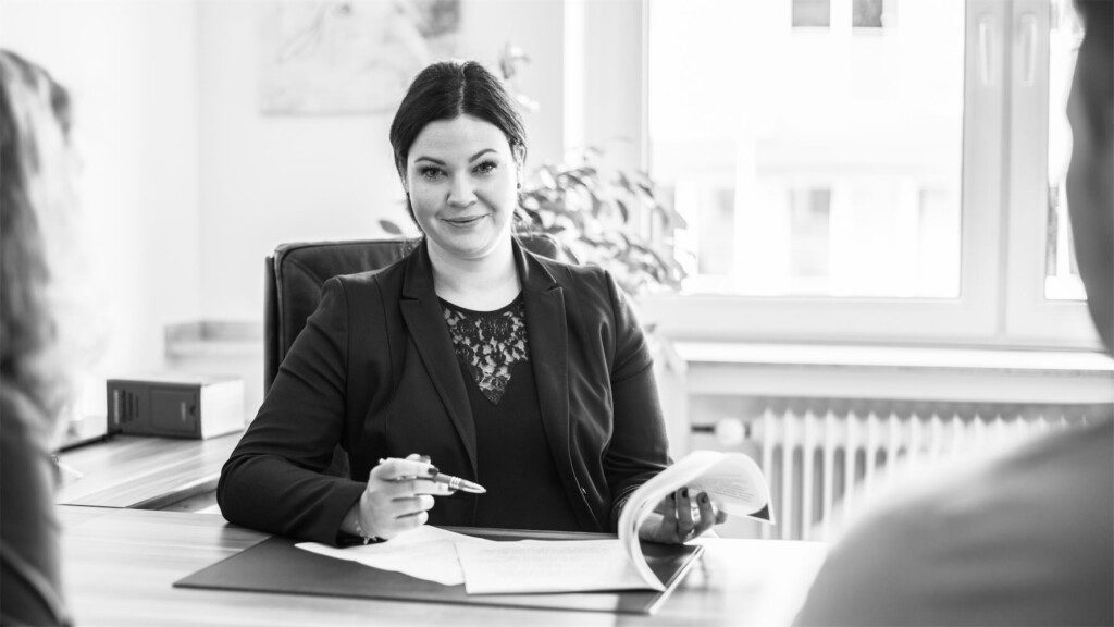SW Portrait Rechtsanwältin Kristina Grün studiert Akten