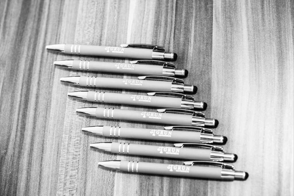 Eine Reihe von Kugelschreibern auf einem Schreibtisch