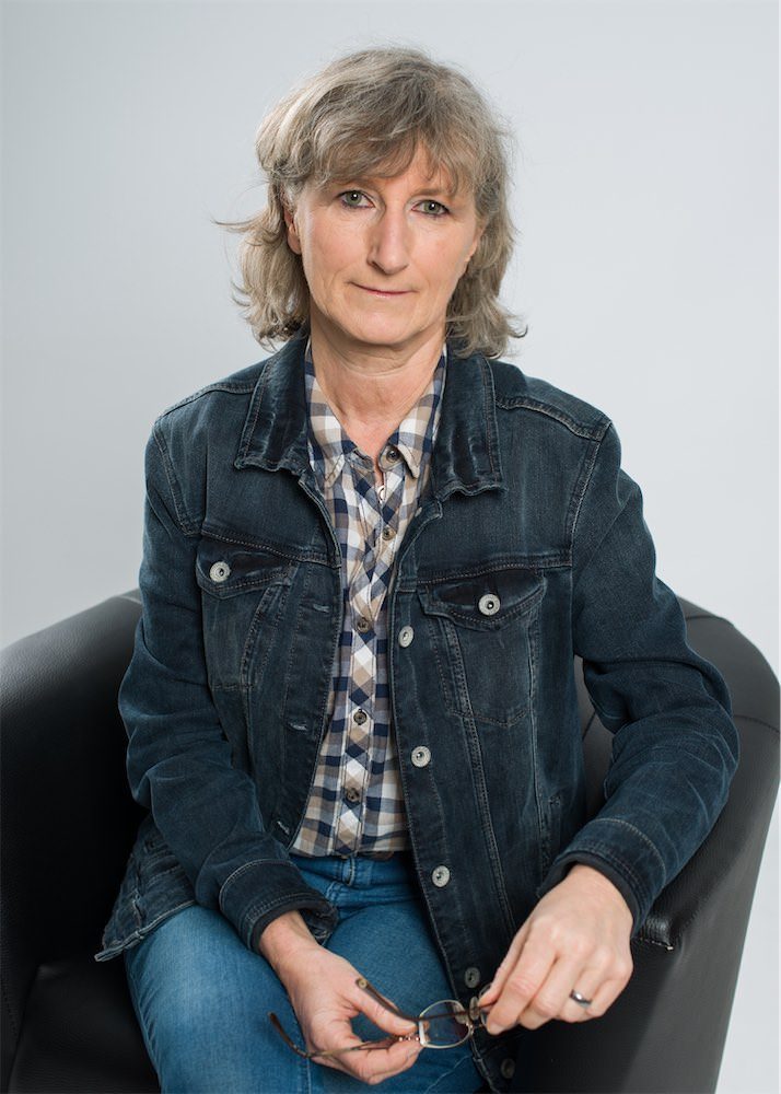 Portrait der Autorin Dagmar Hansen im Ledersessel