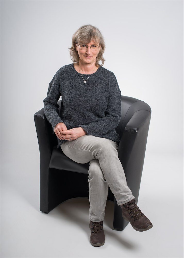 Portrait der Autorin Dagmar Hansen im Ledersessel