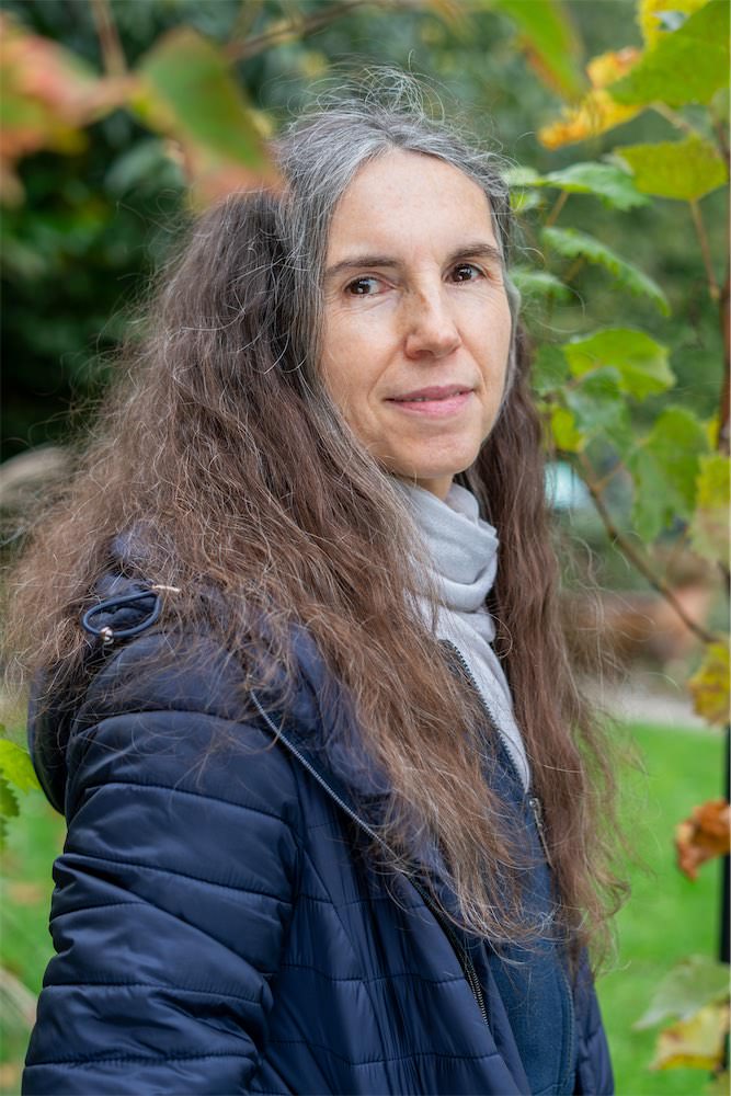 Portrait Prof. Dr. Aina Torrent-Lenzen zwischen Ästen