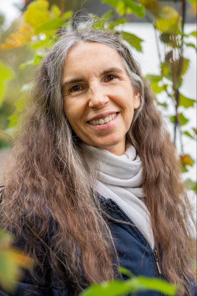 Portrait Prof. Dr. Aina Torrent-Lenzen zwischen Ästen