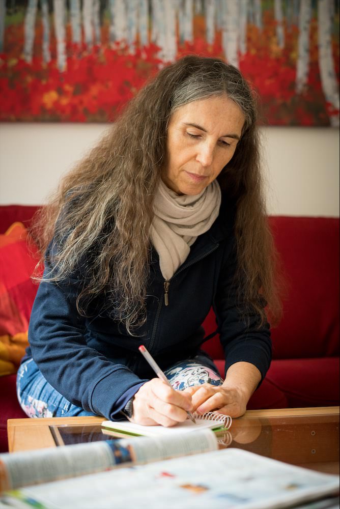 Portrait Prof. Dr. Aina Torrent-Lenzen beim schreiben in einem Block