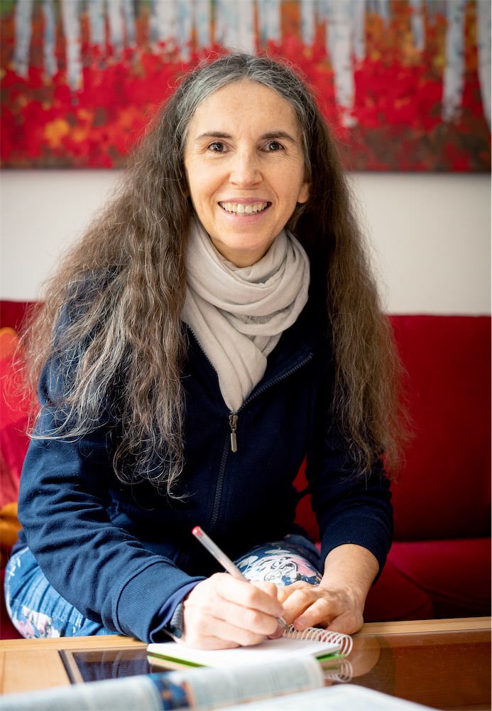 Portrait Prof. Dr. Aina Torrent-Lenzen beim schreiben in einem Block