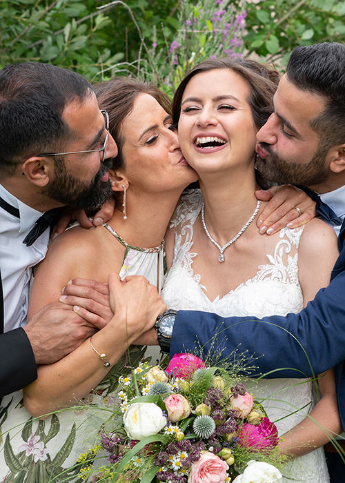 Vier Personen bei einer Hochzeit