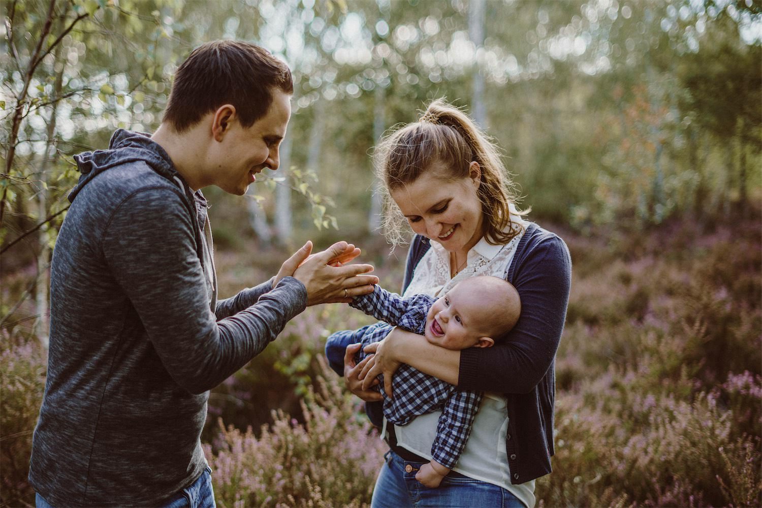 Vater, Mutter und Baby in der Heide